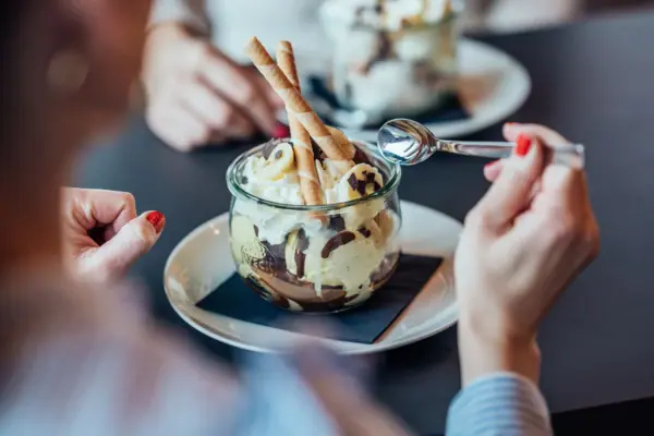 Eine Person isst Dessert mit einem Löffel.