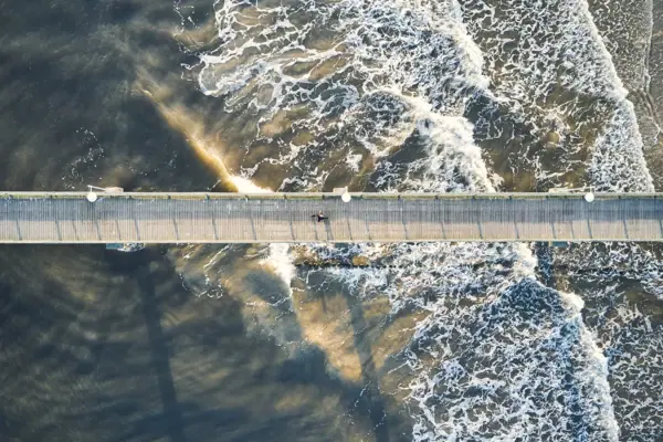 Eine Brücke über Wasser mit Menschen, die darauf spazieren gehen