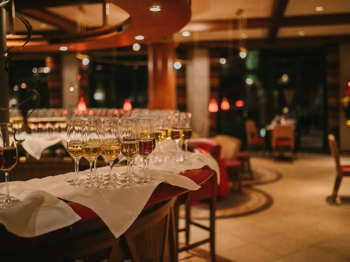 Eine Gruppe von Sektgläsern auf einem Tisch.