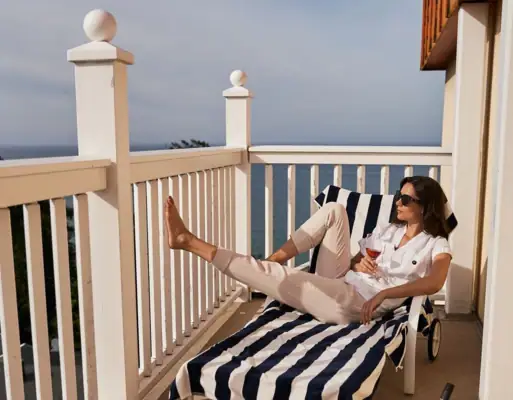 Eine Frau sitzt auf einem Stuhl auf einem Deck.