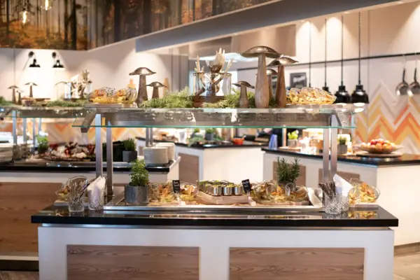 Vorspeisen-Buffet im aja Ruhpolding Buffettisch mit Speisen darauf