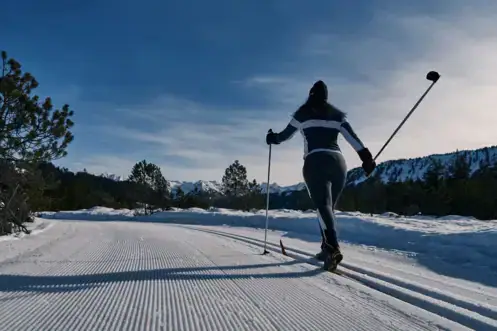 Langlauf am Achensee Eine Person auf Skiern auf einer verschneiten Straße.