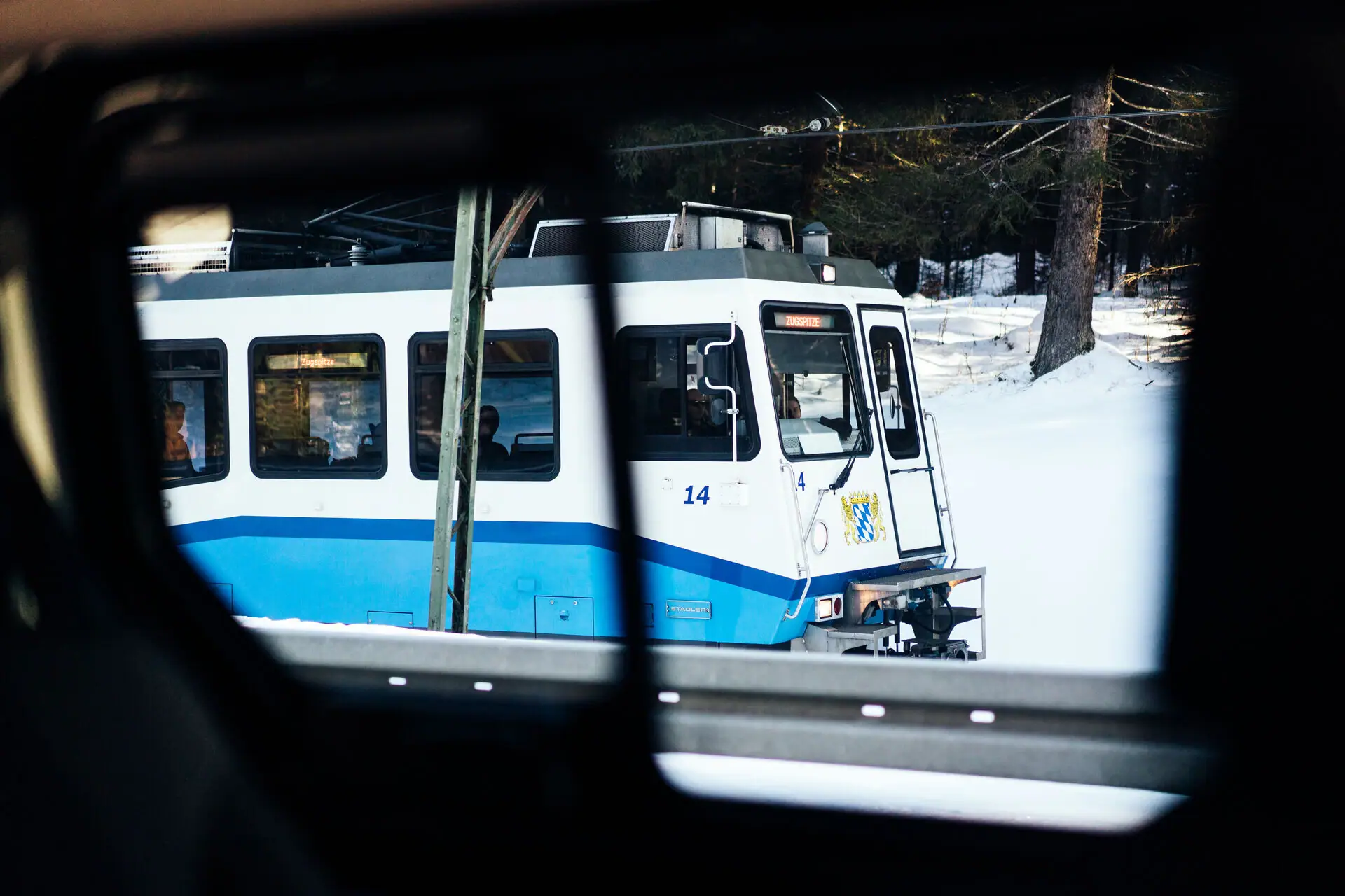 Anreise Bahn Zug auf verschneiten Gleisen