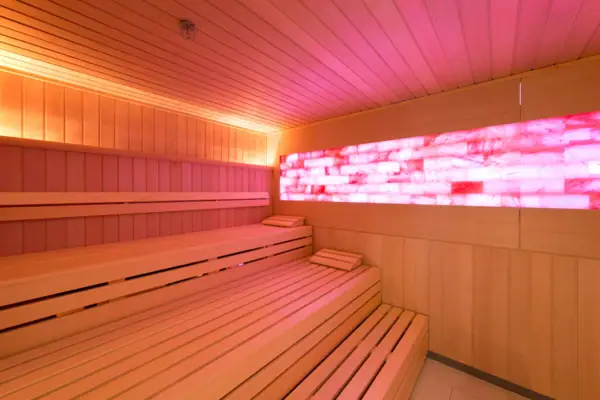 Sauna mit pinkem Licht