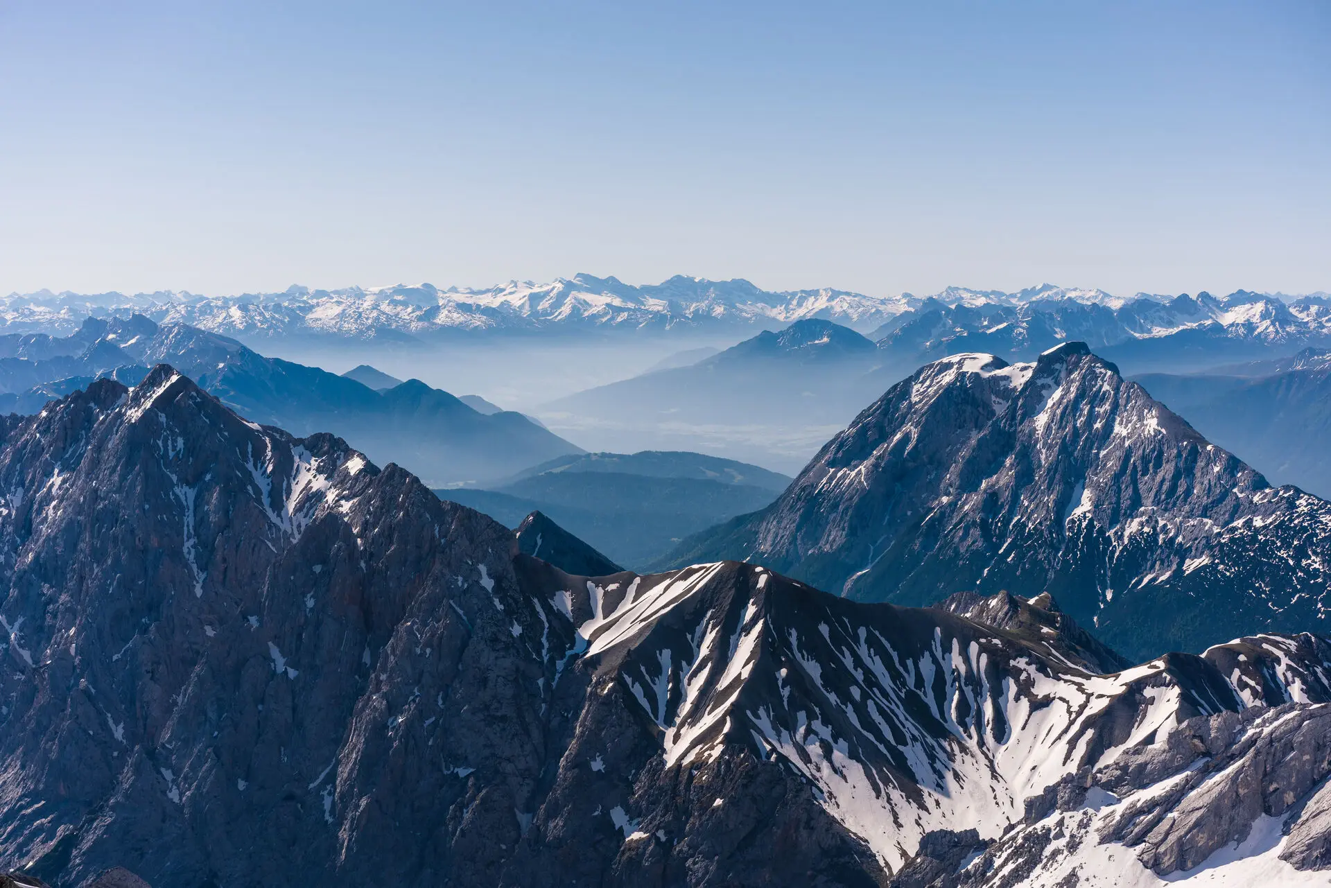 Schneebedeckte Bergkette unter klarem Himmel.