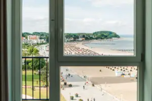 Suite Blick auf einen Strand durch ein Fenster