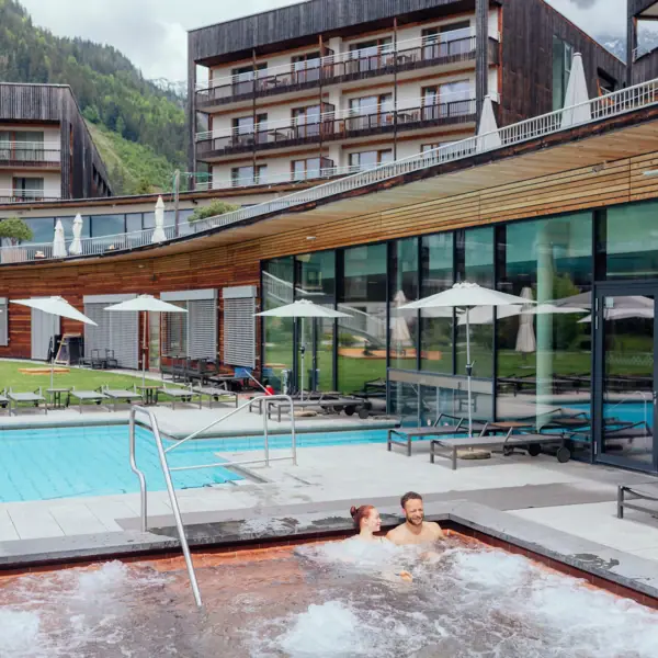 Whirlpool Ein Paar in einem Whirlpool im Freien.