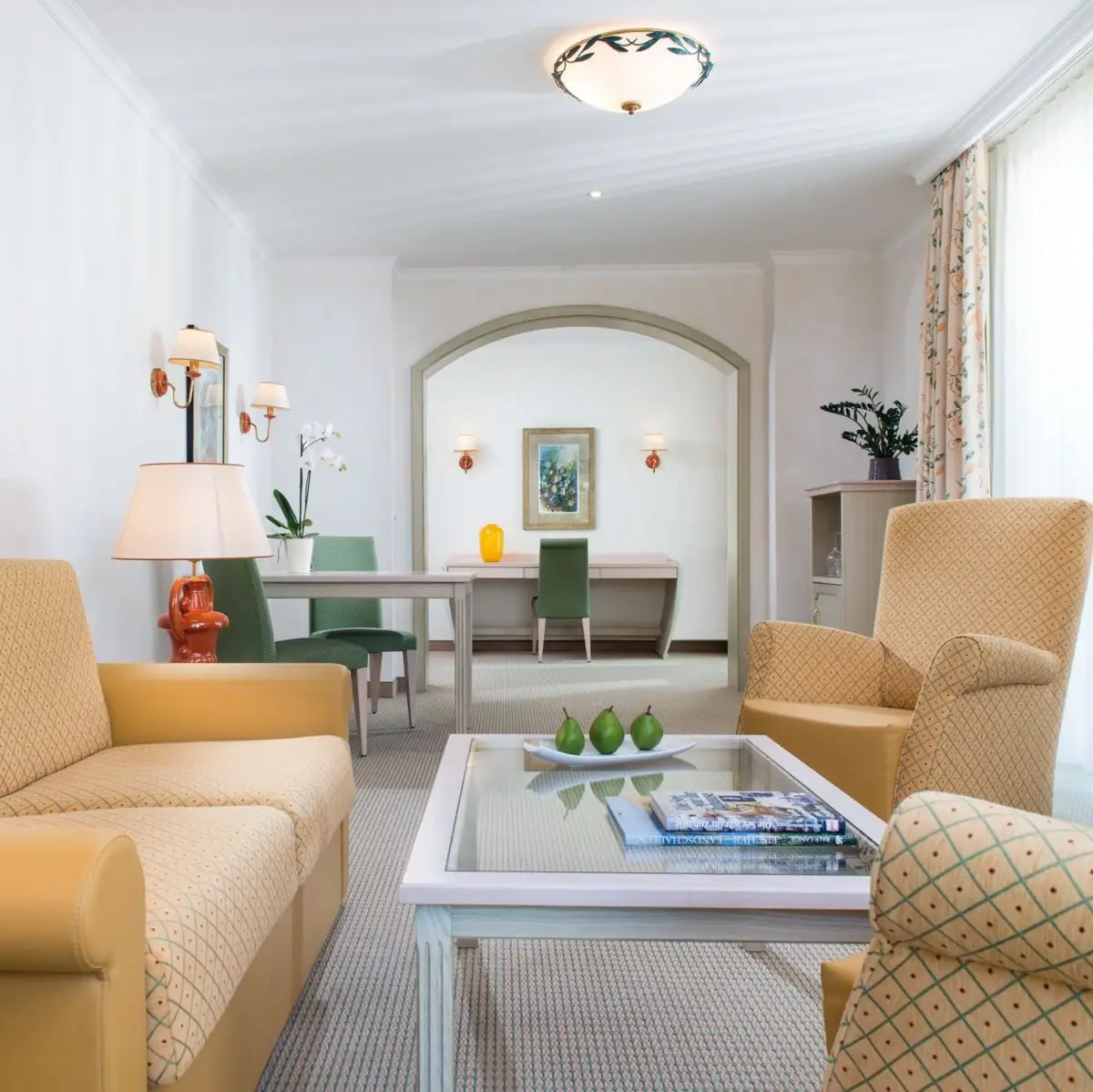 Ein Wohnzimmer mit Sofas und einem Tisch.