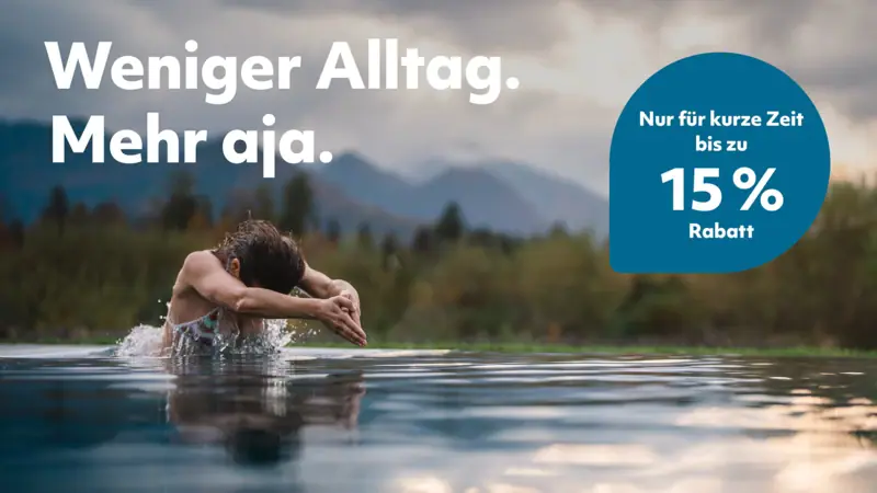 Eine Frau schwimmt in einem Pool.