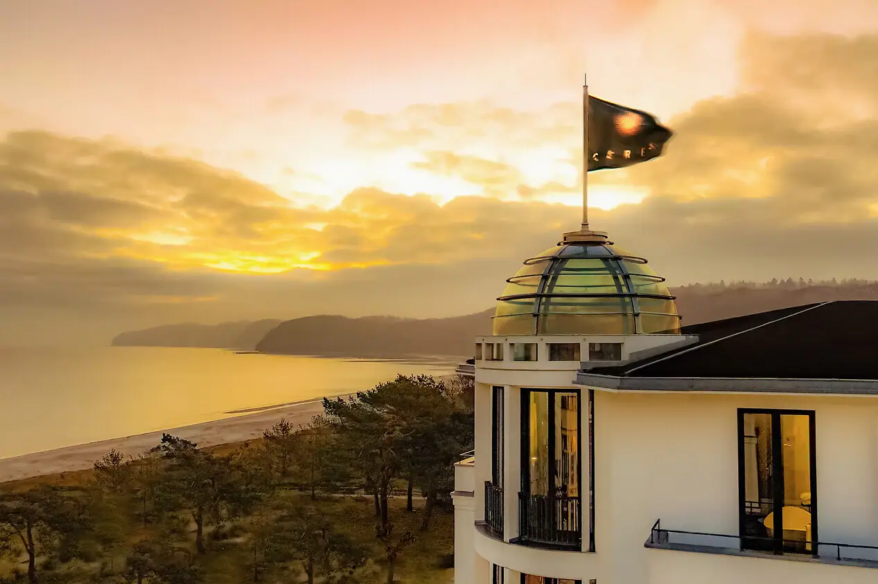 Eine Flagge auf einem Gebäude.