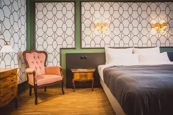 Ein Schlafzimmer mit einem Bett und einem Stuhl.