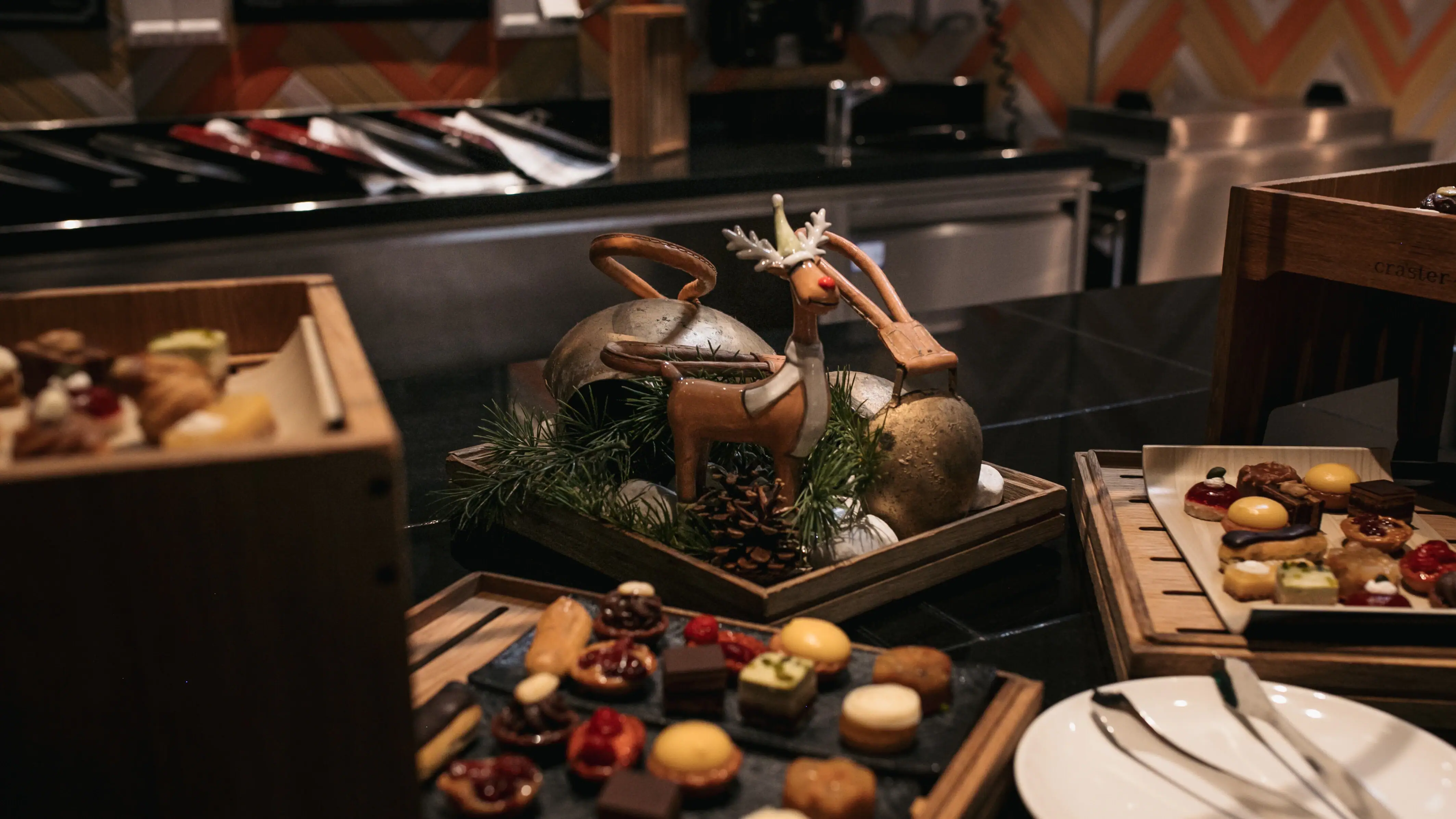 Ein Tisch mit verschiedenen Speisen darauf.