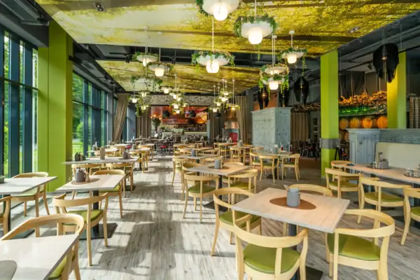 Restaurant Ein Raum mit Tischen und Stühlen.