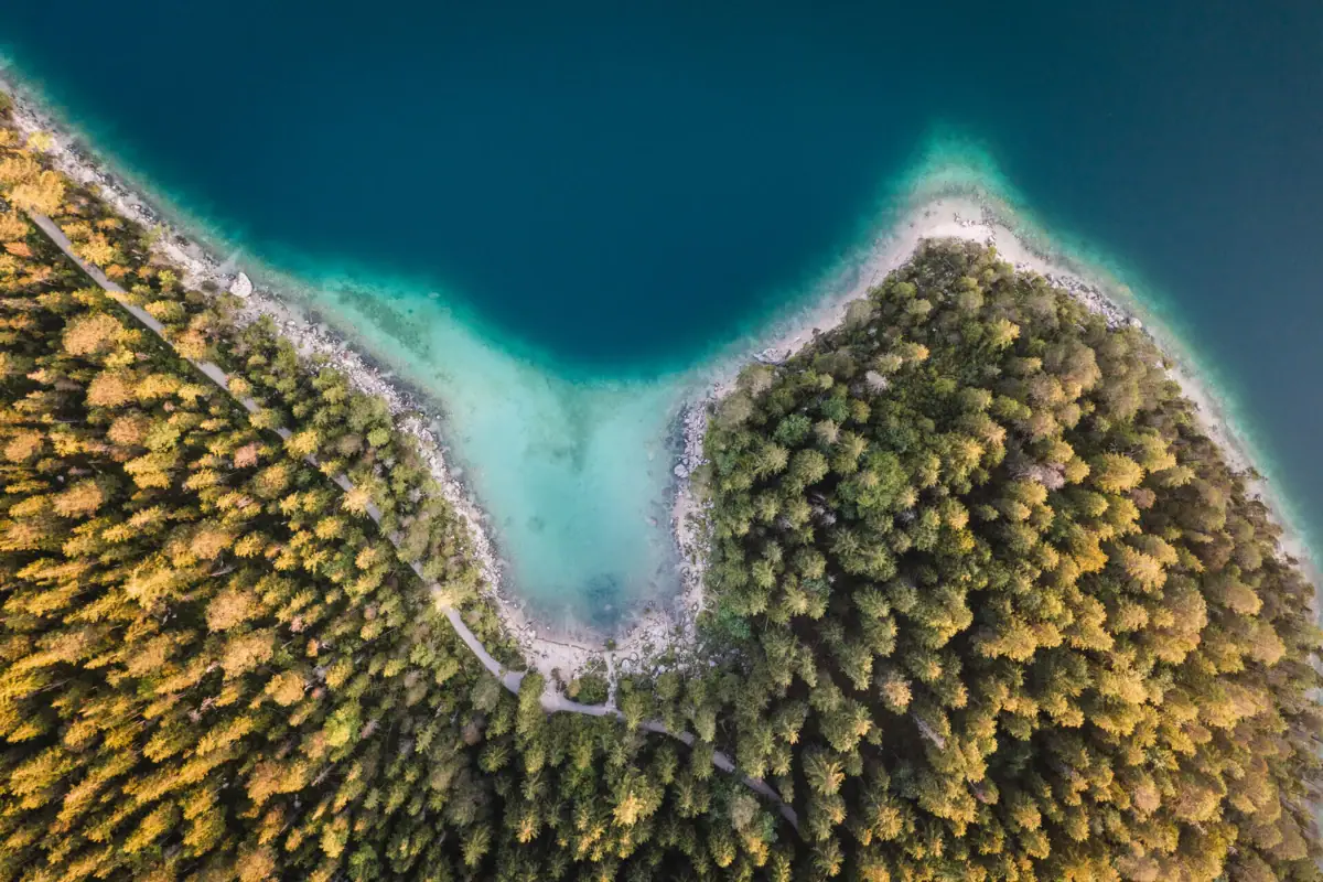 Eibsee Der Eibsee, umgeben von Bäumen.