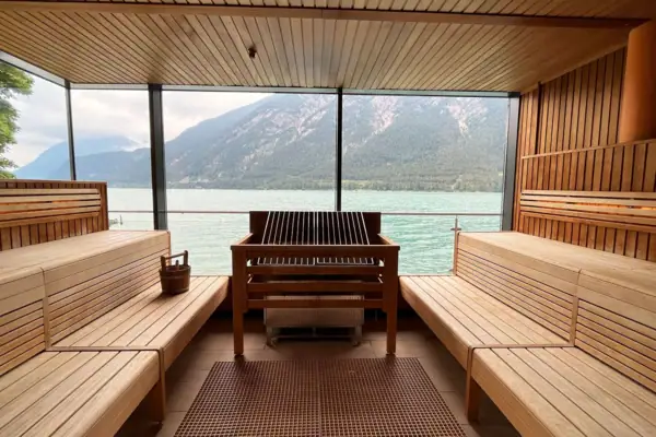 Eine Sauna mit Blick auf Wasser und Berge.