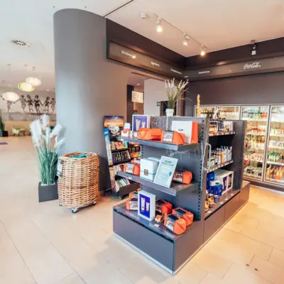 Ein Laden mit Regalen voller Waren.