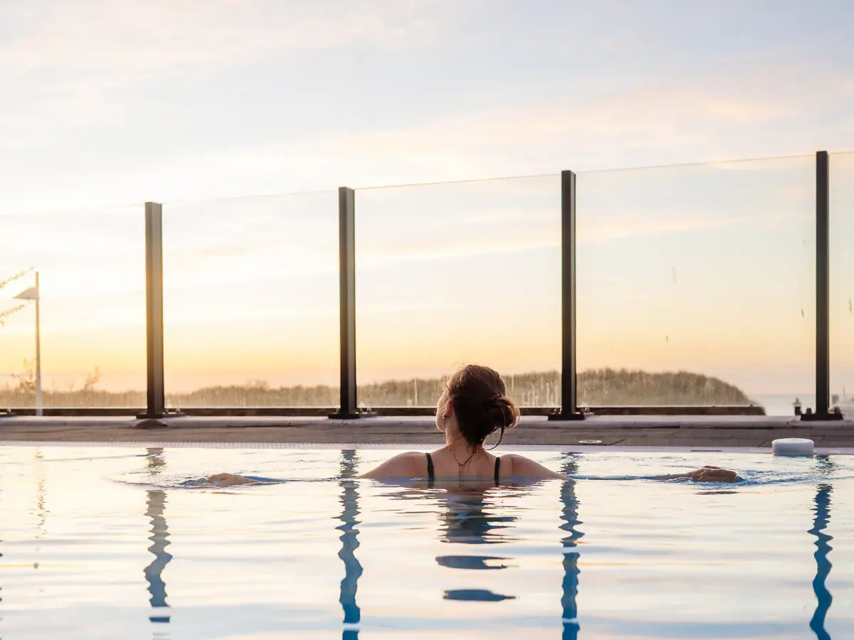 Eine Frau in einem Pool.