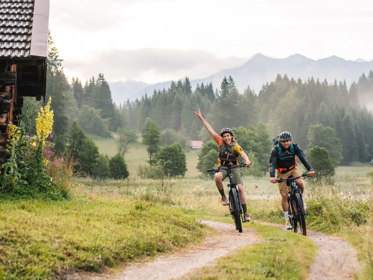 Fahrradtour Zwei Personen fahren auf einem Weg mit Fahrrädern.