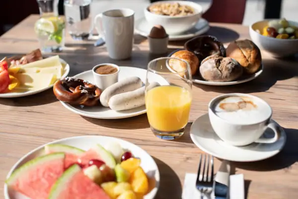 Ein Tisch mit Tellern voller Essen und Getränken.