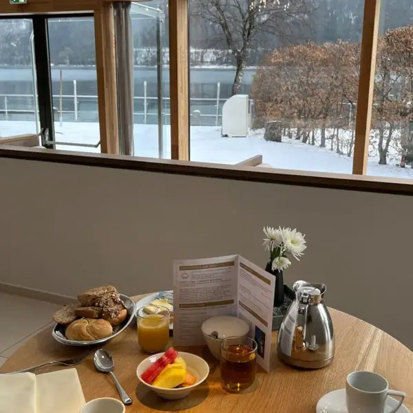 Restaurant im Winter Ein Tisch mit Speisen und Getränken darauf.