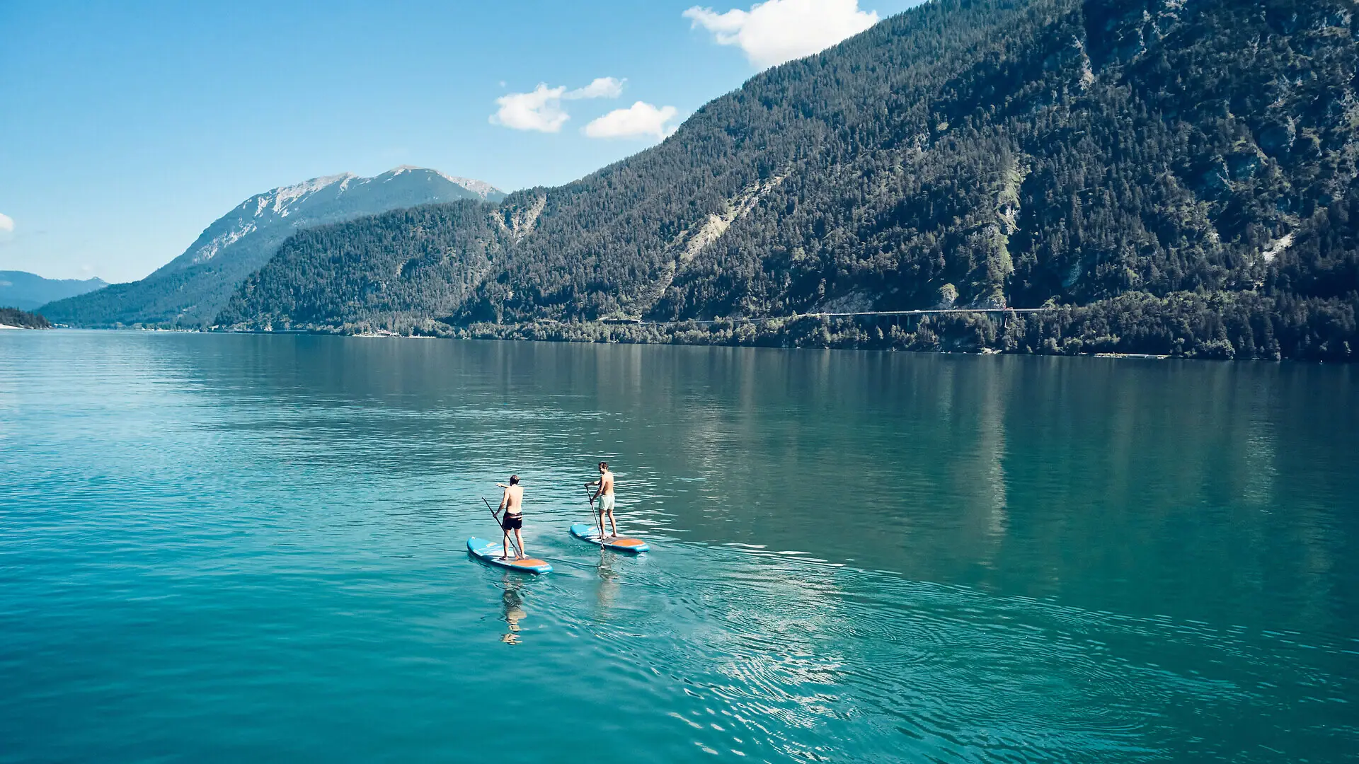 Zwei Männer auf Stand-up-Paddle Boards auf dem Achensee.
