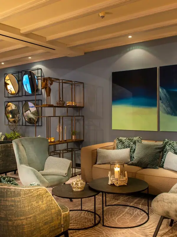 Ein Raum mit einem Sofa und Stühlen.