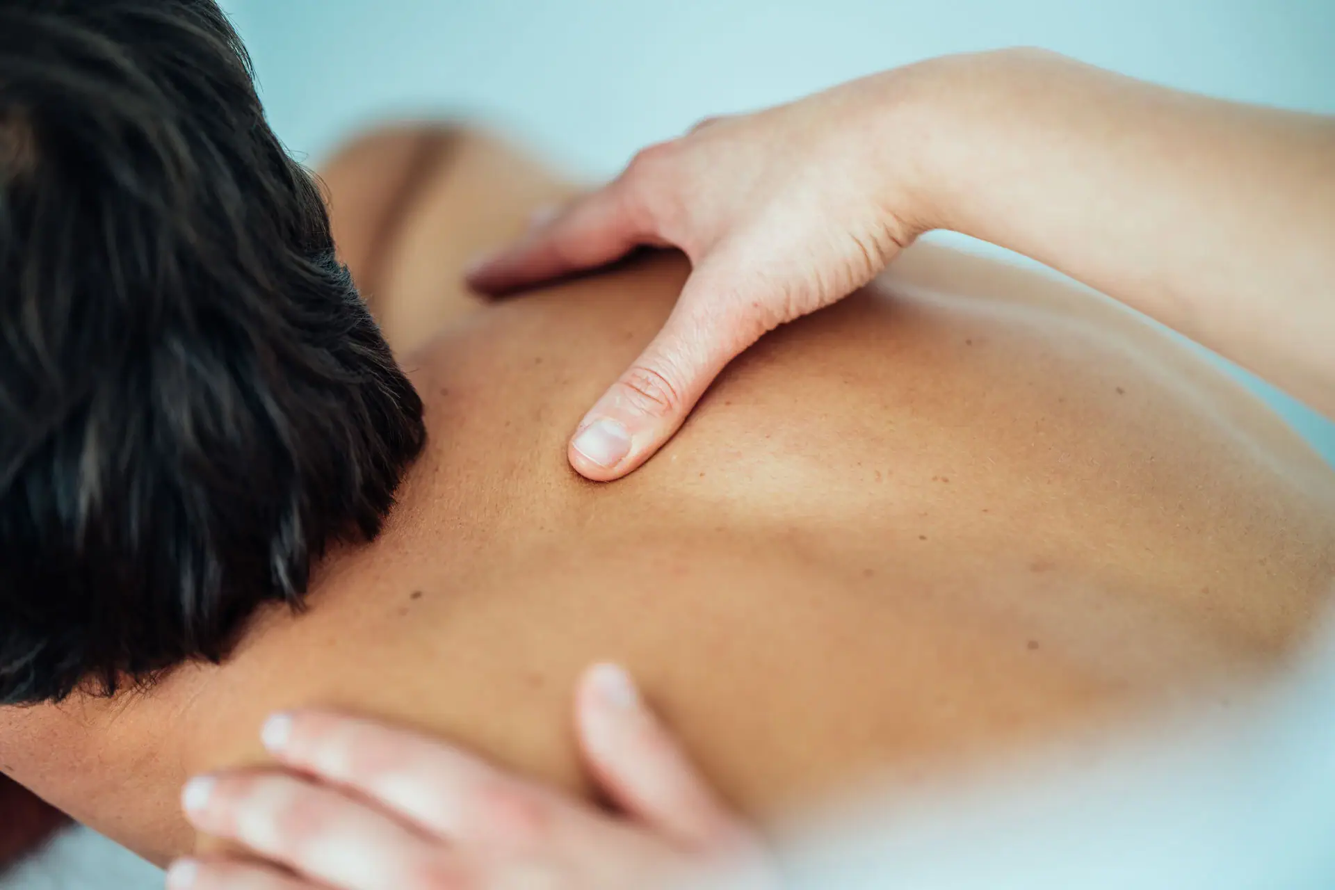 Teilkörper-Massage Eine Person erhält eine Rückenmassage.