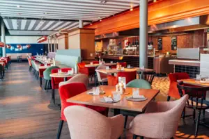 Ein Restaurant mit Tischen und Stühlen.