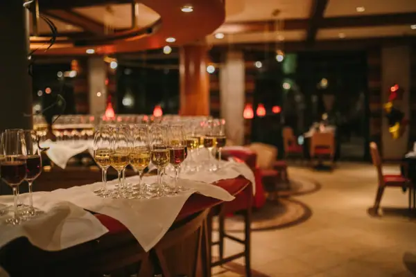 Silvester Bansin Eine Gruppe von Weingläsern auf einem Tisch.