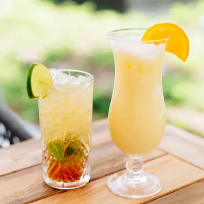 Drinks Zwei Gläser mit Getränken auf einem Tisch, eines mit Cocktailgarnitur.