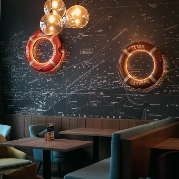 Ein Raum mit einer Karte und ein paar Rettungsringen.