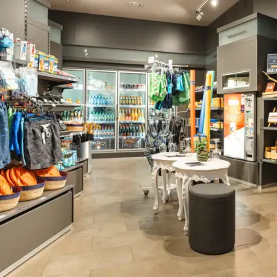 aja Shop Ein kleiner Shop mit Regalen voller Getränke.