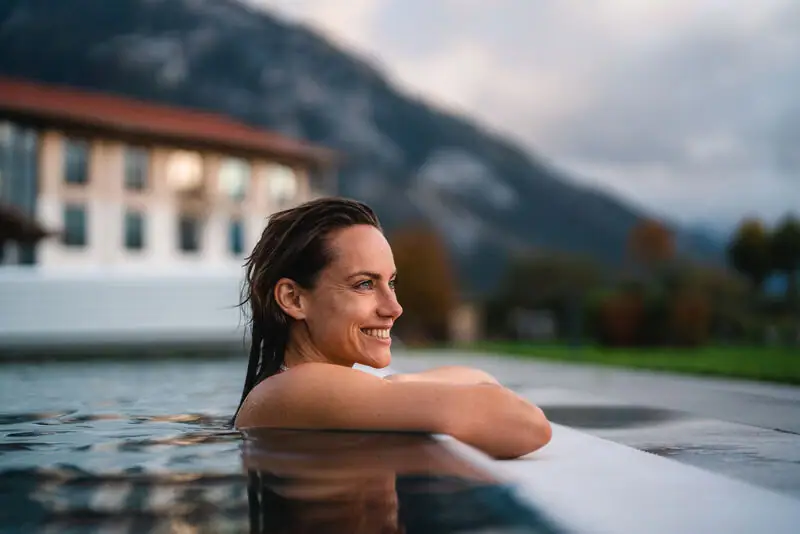 Pool Ruhpolding Eine Frau schwimmt in einem Pool.