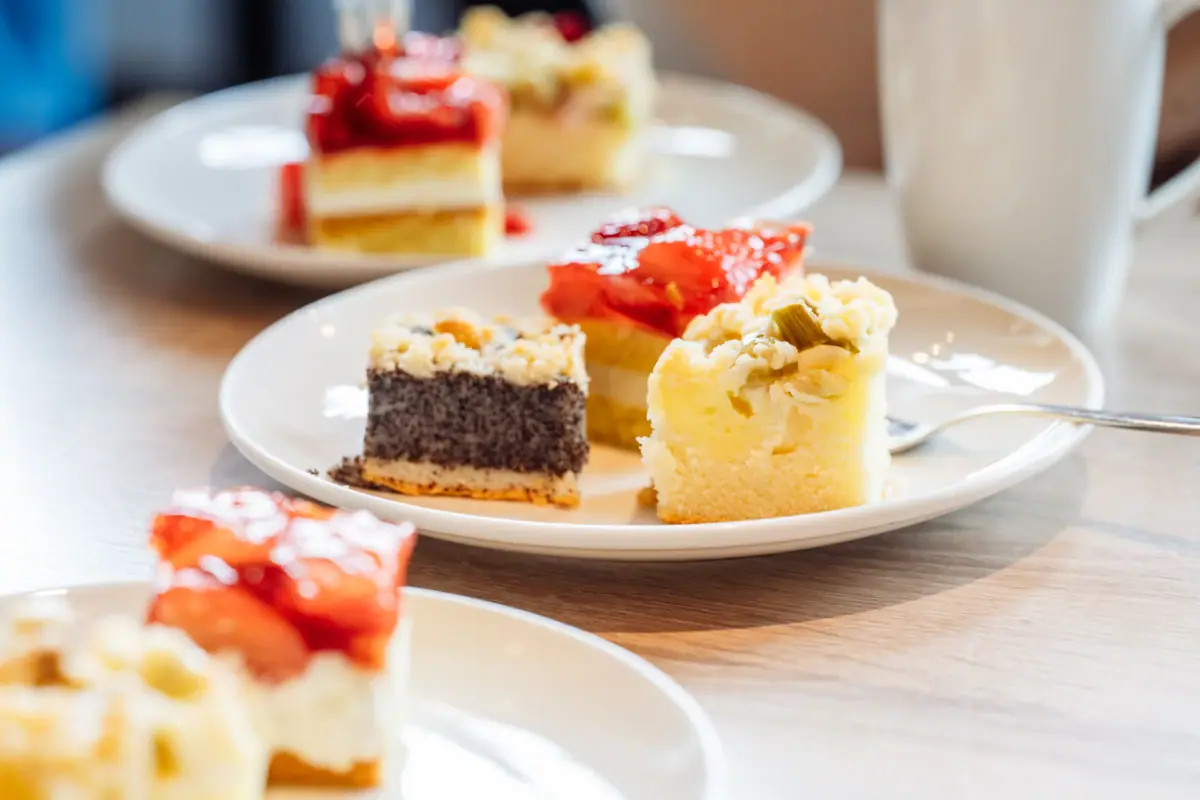 Kuchen Ein Teller mit verschiedenen Desserts auf einem Tisch.
