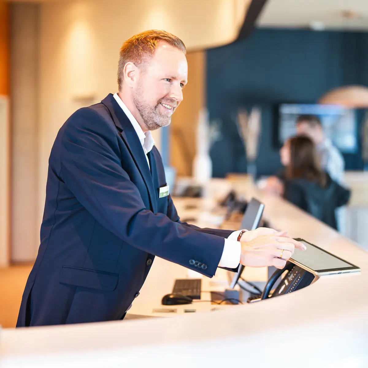 Ein Mann steht an einem Tresen.