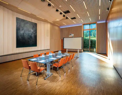 Ein Raum mit einem Tisch und Stühlen.