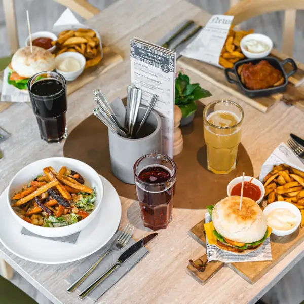Bar Snacks Ein Tisch mit verschiedenen Speisen darauf.
