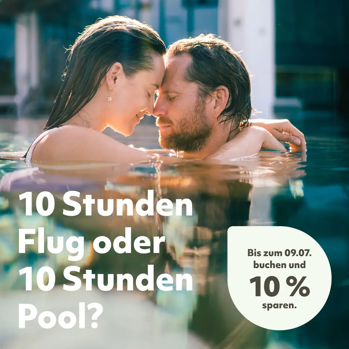 Ein Mann und eine Frau küssen sich im Pool.
