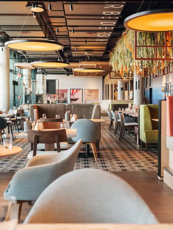 Ein Restaurant mit Tischen und Stühlen.