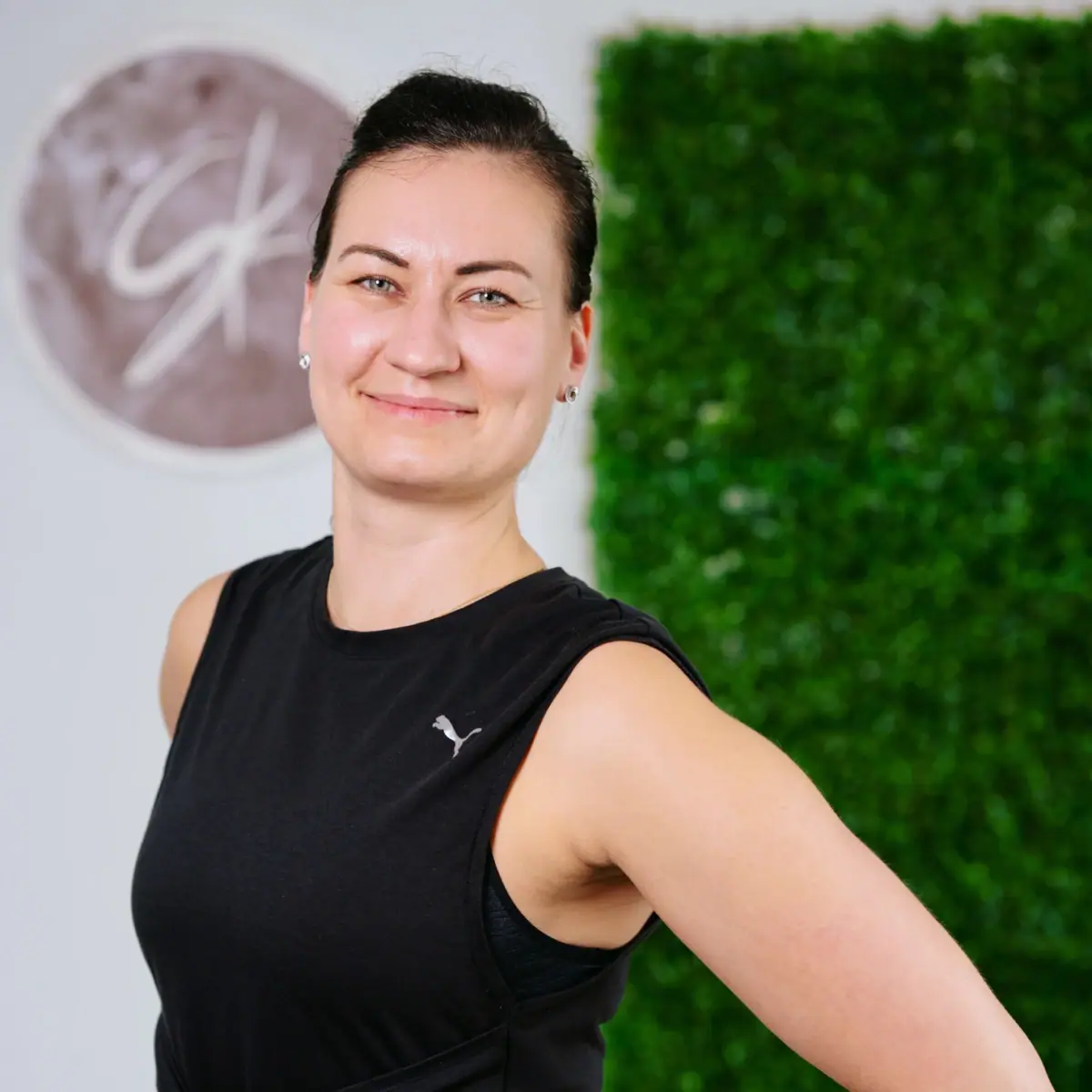 Frau in einem schwarzen Shirt lächelnd.