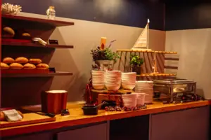 Küchentheke mit weißen Schalen und Schüsseln darauf.