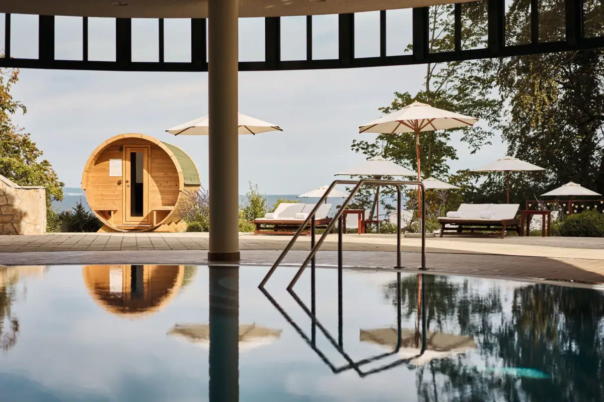 aja SPA Nordperd & Villen Göhren Pool mit Sonnenschirmen und einer Fasssauna im Freien