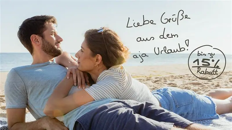 Ein Mann und eine Frau liegen am Strand.