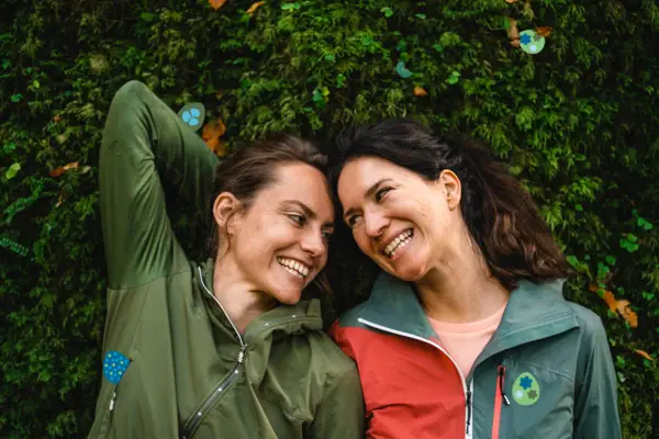 Zwei Frauen lächeln sich an.