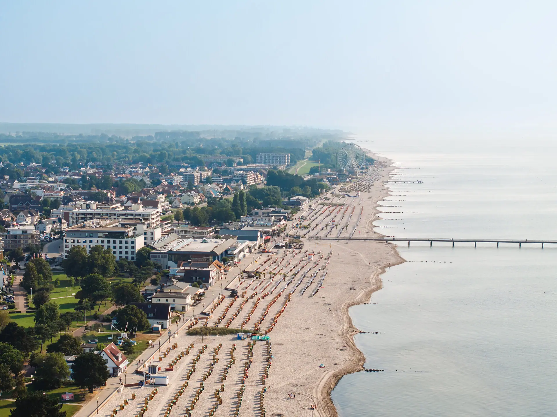 aja Grömitz Strand mit vielen Menschen und Gebäuden aus der Vogelperspektive.