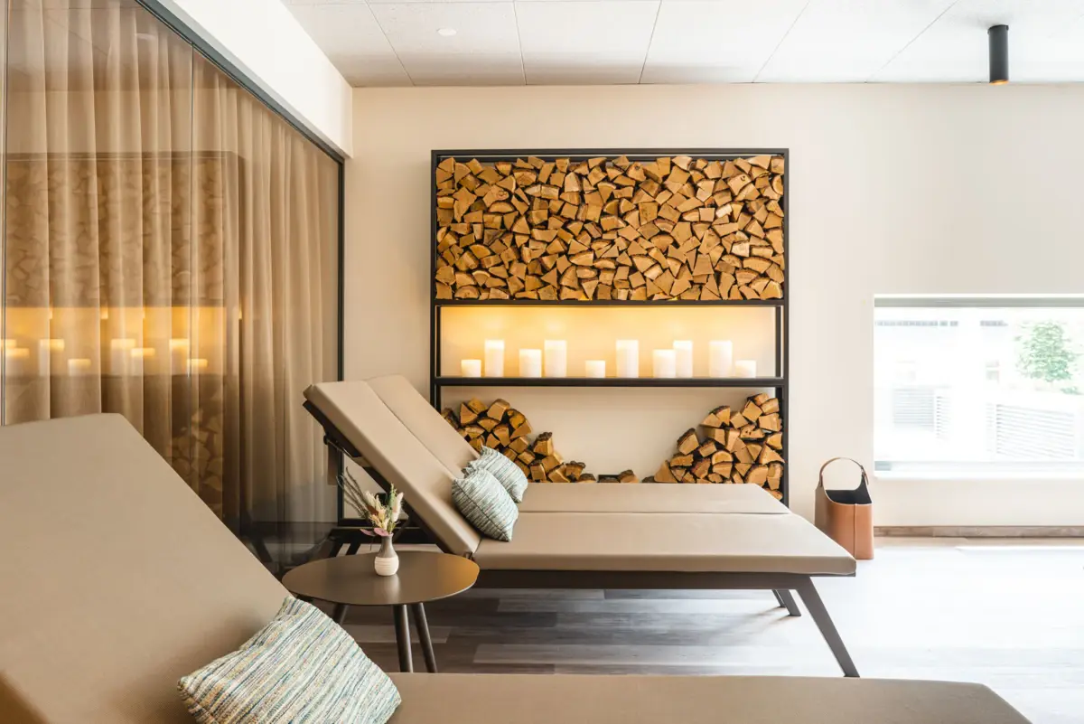 Lounge-Sessel in einem Raum mit modernem Innendesign.