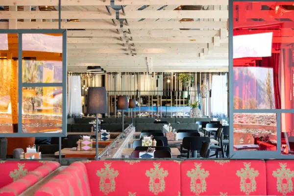 Restaurant mit Tischen und Stühlen