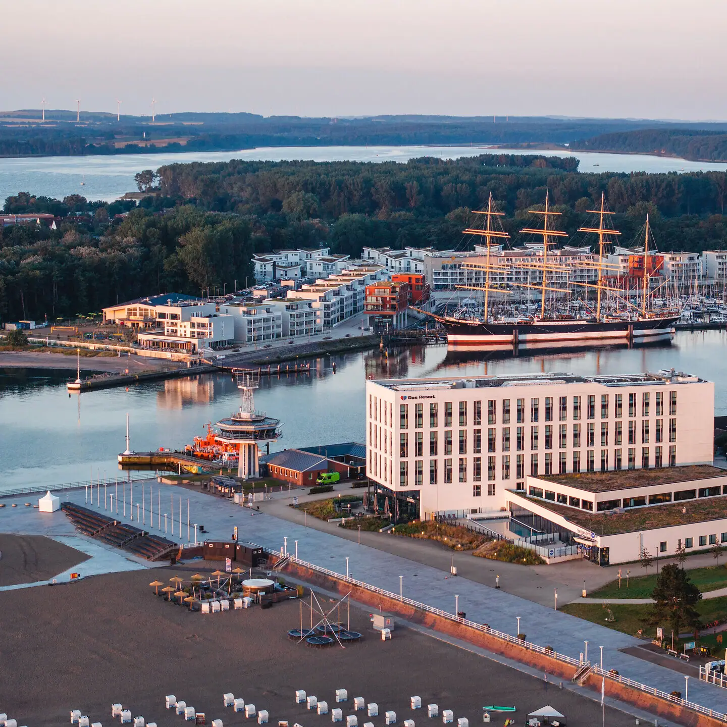 aja Travemünde Stadt mit Booten und Gebäuden am Wasser.