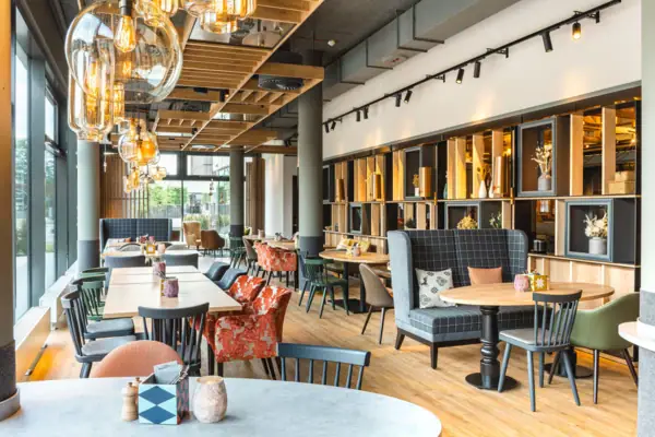 Ein Raum mit Tischen und Stühlen.