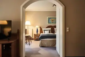 Senior-Suite Schlafzimmer mit einem Bett, Nachttisch und Lampe.